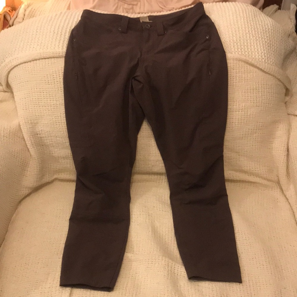 Woman’s outdoor pants.Size 6 short in length.Color is Brown.Made in Vietnam.